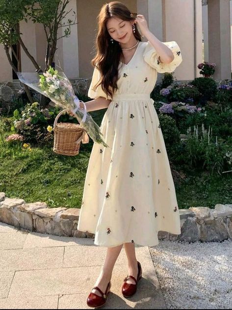 Shein Frocks, White Floral Dress Aesthetic, Floral Dress For Birthday, Shein Dress Casual, Simple Dresses Casual Classy, Modest Dresses Casual Classy, Puff Sleeve Dress Outfit, Modest Floral Dresses, Aesthetic Floral Dress