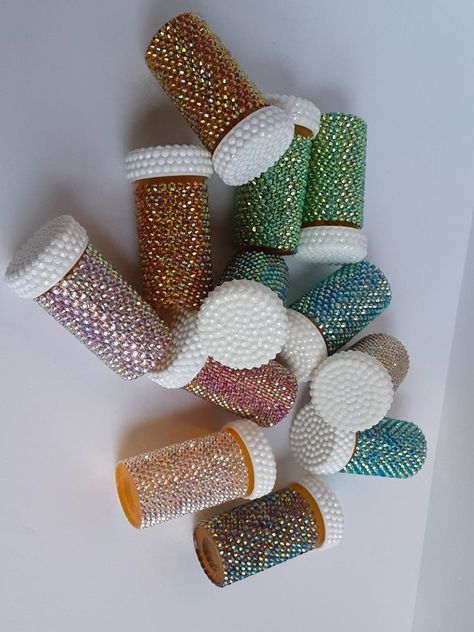 Pill Bottle Decorations, Bedazzled Pill Bottle, Things To Rhinestone Bling, Things To Bedazzle And Sell, Bedazzled Stuff Diy, Rinstoneing Things, Baddazle Ideas, Things To Badazel, Rhinestoning Things