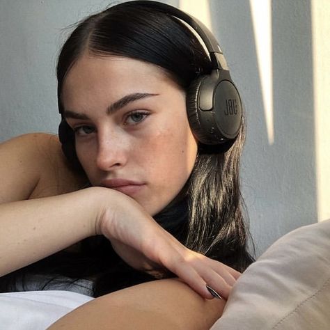 #girlicon #girlblogger #rp #aesthetic #aesthetictumblr #aestheticicon #icon #iconsoft #aestheticphotos #girlfriendmaterial #turkishgirl #turkish Kimberly Reed, Jbl Headphones, Cute Headphones, Monster Party, Blackest Knight, Audio Headphones, Aesthetic Photo, Photo Dump, Over Ear Headphones