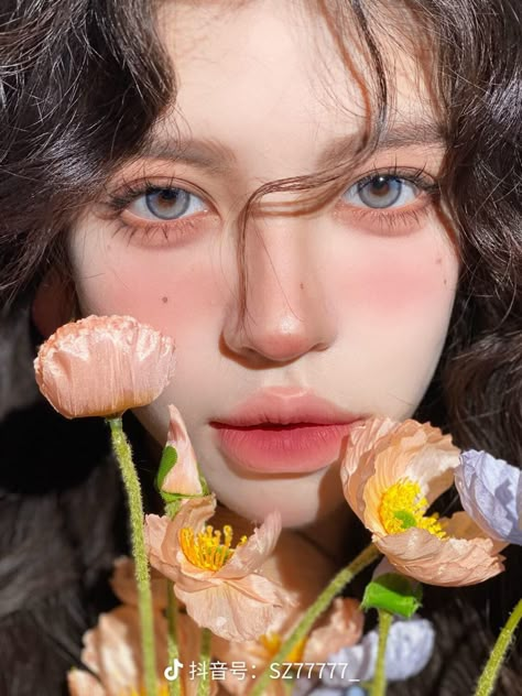 Makeup Content Ideas, Douyin Makeup Look, Makeup Artist Working, Make Up Cute, Makeup Content, Makeup Ulzzang, Flower Portrait, Goddess Makeup, Tone Makeup