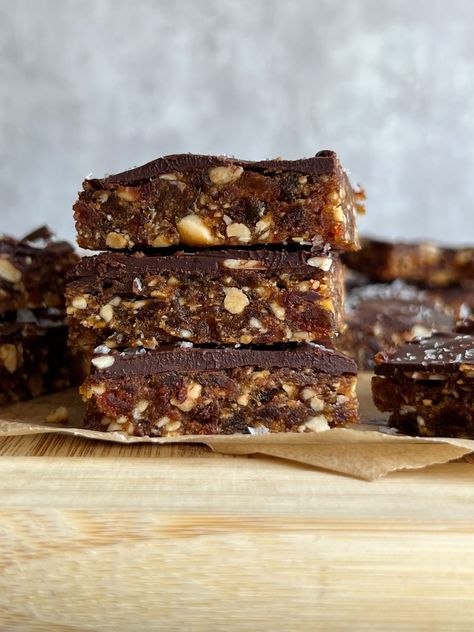 Date And Chocolate Recipes, Date Bars Recipe, Desserts With Dates, Date Nut Bars, Oatmeal Bars Recipes, Healthy Peanut Butter Cups, Fruit And Nut Bars, Nut Bars, Date Bars