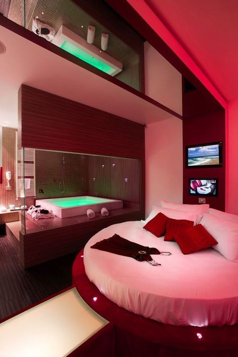 MOTEL - Picture gallery Round Bed Designs, Red Bedroom Design, Motel Room, Modern Luxury Bedroom, Bedroom Red, Romantic Bedroom, Red Rooms, Store Design Interior, Awesome Bedrooms