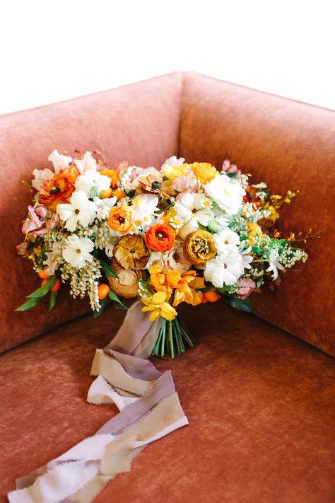 summer ranunculus bouquet 70s Inspired Wedding, Daylesford Victoria, Autumn Wedding Inspiration, Bouquet Photography, Laid Back Wedding, Wildflower Field, Roses Red, Wedding Dress Boutiques, Pink Carnations