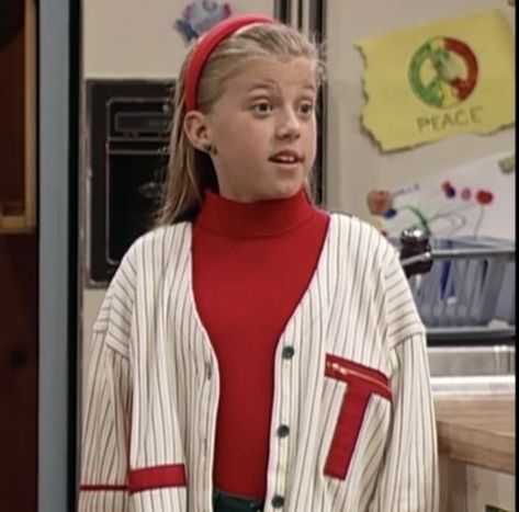 Stephanie Tanner Aesthetic, Stephanie Tanner Outfits, Sitcom Fashion, Full House Tv Show, Stephanie Tanner, House Dr, 90’s Outfits, Jodie Sweetin, Fuller House