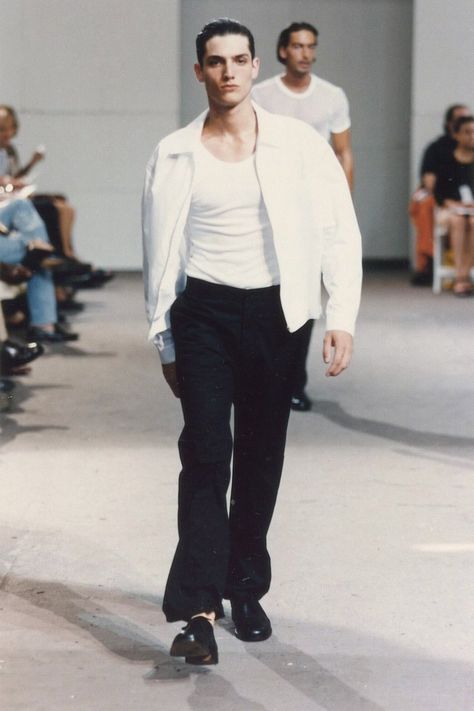 Helmut Lang Spring 1998 Menswear collection, runway looks, beauty, models, and reviews. Helmut Lang 90s, 90s Minimalism Fashion, Mens Runway Fashion, Helmut Lang Archive, Masculine Fashion, Model Runway, 90s Men, Menswear Runway, Mens Outfit Inspiration