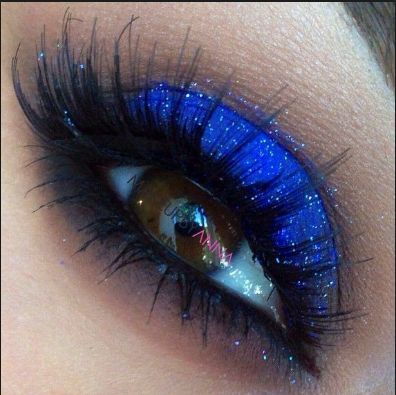 Cobalt or How Royal Blue with  Glitter Bright Blue Eyeshadow, Makeup Zombie, Eyeshadow Tips, Black Eyeshadow, Makijaż Smokey Eye, How To Apply Eyeshadow, Make Up Looks, Blue Eyeshadow, Eyeliner Pen