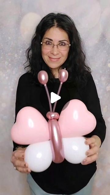 Claudia James✨️Las Vegas🎈 on Instagram: "What do you think about this butterfly? 🥰🥰🥰

If you love crafts, this is for you. Don't forget to share with friends who love balloons, Valentine's Day is coming!!!❤️

If you want to celebrate a special occasion WITH BALLOONS in Las Vegas, send me a text. I can help you!!!

🎈🎈🎈🎈🎈

Si quieres celebrar una ocasión especial con globos en Las Vegas, envíame un mensaje de texto.

#claudiajames #balloons #vegaswithballoons #lasvegas #balloondesigner #balloontwister #ballooncreations #balloondecorations #balloonbouquets #reelinstagram #diyartist #diyideas #reelvideo #lasvegasballoontwister #lasvegasballoontwisting #craftingideas #craftingfun #tutorialreels #tutorialballoonart" Butterfly Balloon, Butterfly Balloons, Love Crafts, Love Balloon, Balloon Art, Love Craft, Balloon Decorations, If You Love, Send Me