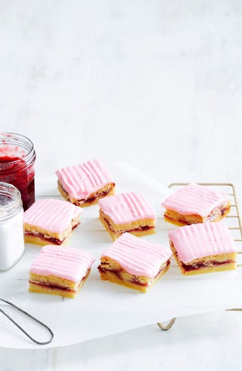 Raspberry Shortbread Bars, Raspberry Slice, Country Baking, Raspberry Shortbread, Raspberry Squares, Tart Crust Recipe, Traditional Baking, Tart Dough, Tray Bake Recipes