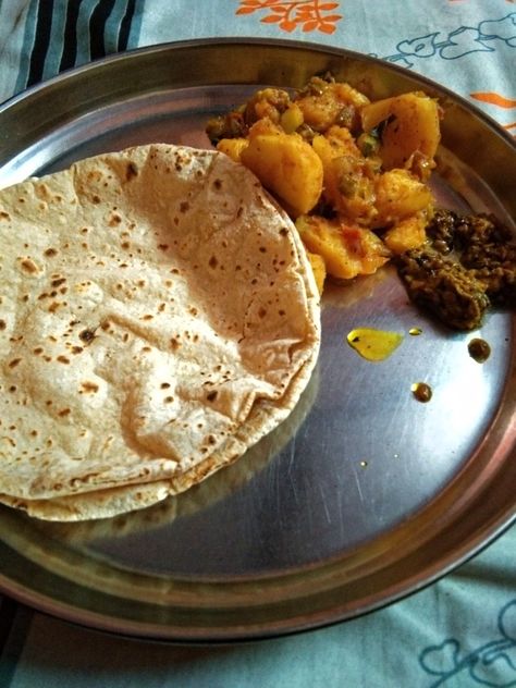 Chapati Snap, Roti Snapchat Story, Lunch Snapchat Stories, Aloo Sabzi, Lunch Snap, Healthy Eating Meal Plan, Quick Lunch Recipes, Food Captions, Vegetarian Fast Food