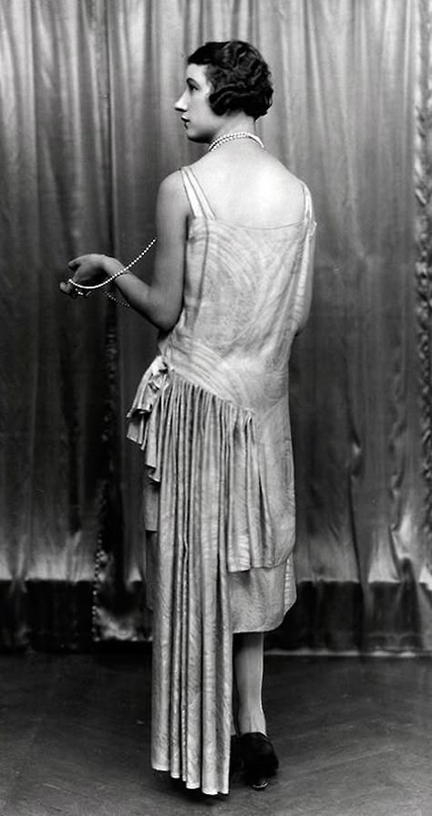 Back view of a 1927 dress by Paul Poiret. Twenties Dress, Style Année 20, Isadora Duncan, Paul Poiret, 1920 Fashion, Louise Brooks, 20th Century Fashion, 20s Fashion, French Fashion Designers