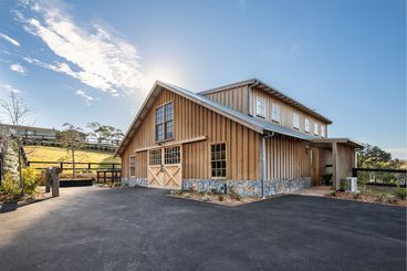 Vertical timber cladding – Weathergroove Fusion Natural by Weathertex – Selector Vertical Timber Cladding, House Exterior Cladding, Pole Barn Shop, Suburban Garden, Californian Bungalow, Contemporary Barn, Barn Shop, Martin House, Cladding Panels