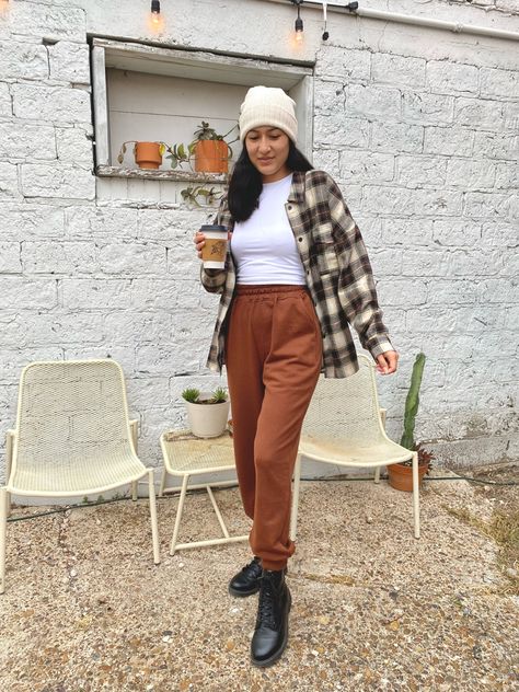 Womens Loose Pants Outfits, Orange Jogger Pants Outfit, Crop Pants Winter Outfit, Brown Joggers Outfit Women Casual, Orange Joggers Outfit Women, Peach Joggers Outfit, Orange Baggy Pants Outfit, Jogger Boots Outfit, Rust Joggers Outfit