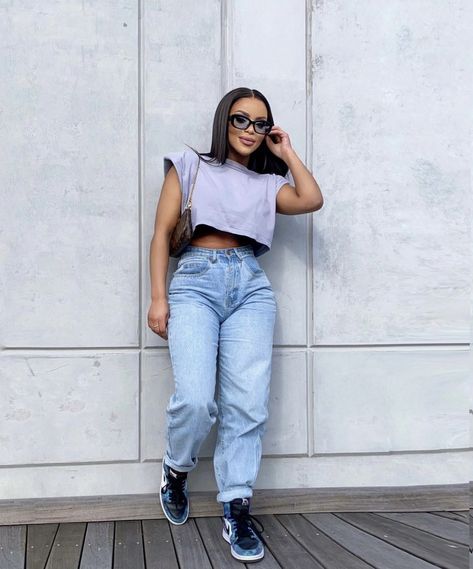 Mom Jeans And Sneakers Outfit, Jeans And Sneakers Outfit, Jean Outfit, Jeans Outfit Women, Mom Fashion, Mom Jean, Sneakers Outfit, Fashion Mode, Mode Fashion