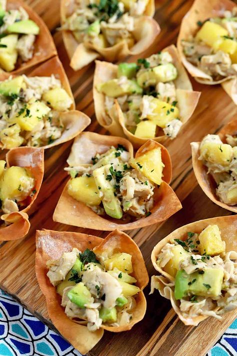 Serve up something special for your next party- it doesn't have to be complicated! Try our recipe for Tropical Chicken Cups, now on Foodal! They're easy to make with wonton wrapper cups. #easyappetizerrecipes #partyfood #foodal Tropical Cuisine Food, Tropical Party Appetizers Food Ideas, Tropical Dinner Party Food, Tropical Party Food Appetizers, Tiki Party Food Appetizers, Tropical Party Appetizers, Tropical Finger Food, Tropical Party Snacks, Beach Themed Appetizers