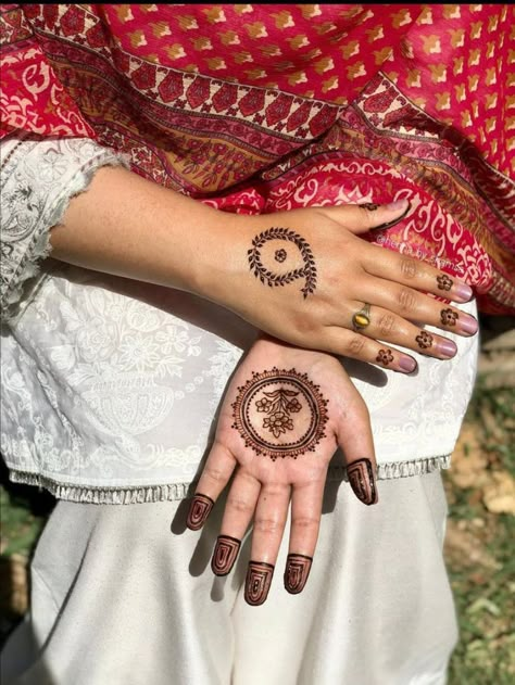 Finger Henna Designs, Henna Tattoo Hand, Henna Tattoo Designs Hand, Henna Art Designs, Latest Henna Designs, Simple Mehndi Designs Fingers, Modern Mehndi Designs, Pretty Henna Designs, Engagement Mehndi Designs