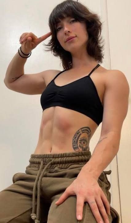 Modele Fitness, Buff Women, Abs Women, Woman Posing, Female Pose Reference, Beef Patty, Body Reference Poses, Human Poses Reference, Fitness Inspiration Body