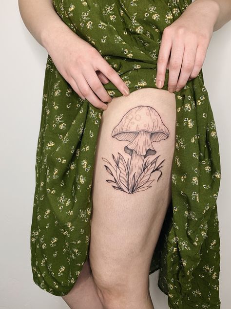 Flower Tattoo Illustration, Vibey Tattoos, Tattoo Mushroom, Tattoo Machine Tattoo, Tattoo Ideas Unique, Tattoo 2023, Tattoo Artist Tattoo, Mushroom Tattoo, Beauty Tattoo