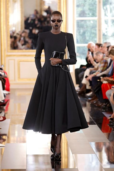 Valentino Fashion show, Runway, Ready To Wear Fall Winter 2024, Paris Fashion Week, Runway Look Valentino Fashion Show, Runway Ready To Wear, Valentino Ready To Wear, Fashion Show Runway, Paris Fashion Week Runway, Valentino Fashion, Valentino Dress, Fall Winter 2024, Fashion Week Runway