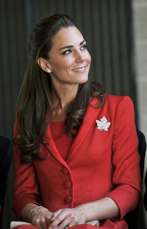 Wear A Brooch, Pretty Jewelry Necklaces, Classy Girl, Stylish Blouse Design, Stylish Blouse, Royal Families, Princess Kate, Classic Jewelry, Style Mistakes