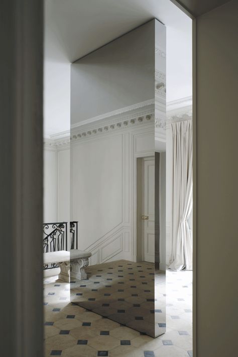 Jospeh Dirand's most beautiful interiors | Vogue France Joseph Dirand, Vogue France, Plaza Hotel, Mirror Interior, Architect Design, Vogue Paris, Interior Inspo, Beautiful Interiors, 인테리어 디자인