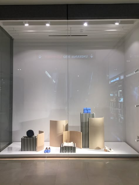 COS Malaysia - Pavilion Store FW17 Window Display Window Store Display, Vm Window Display, Modern Window Display, Minimal Window Display, Window Display Boutique, Window Display Design Creative, Show Window Display, Luxury Window Display, Show Window