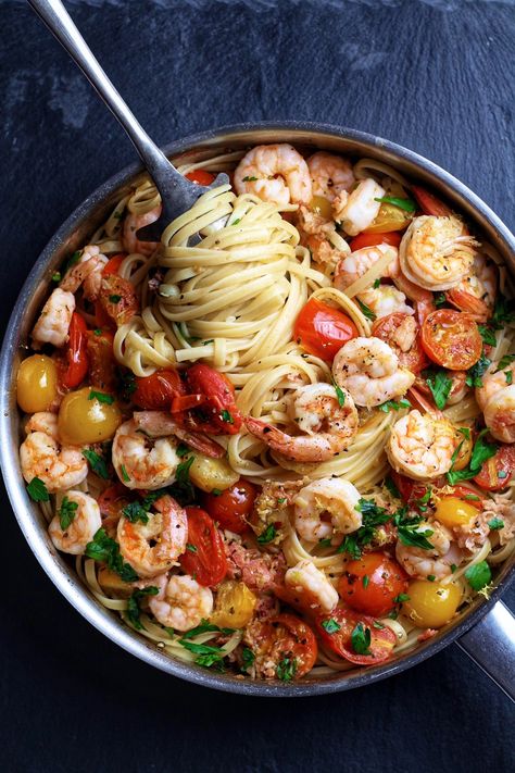 Lemon Linguine, Prawn Linguine, Prawn Pasta, Prawn Dishes, Linguine Recipes, Garlic Prawns, Quick Pasta, Prawn Recipes, Garlic Noodles