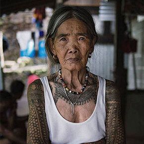 Old Women With Tattoos, Doe Tattoo, Women With Tattoos, Woman With Tattoos, Lady Tattoo, Tattoos Photo, Filipino Tattoos, Simple Subject, Ancient Tattoo