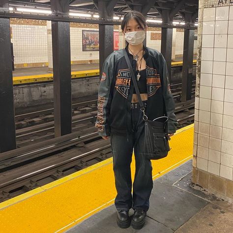 Subway Pics, Hardly Davidson, Nyc Aesthetic, Harley Davidson Jacket, Nyc Subway, Outfits Aesthetic, Casual Fits, Jacket Outfits, Fashion Inspo Outfits