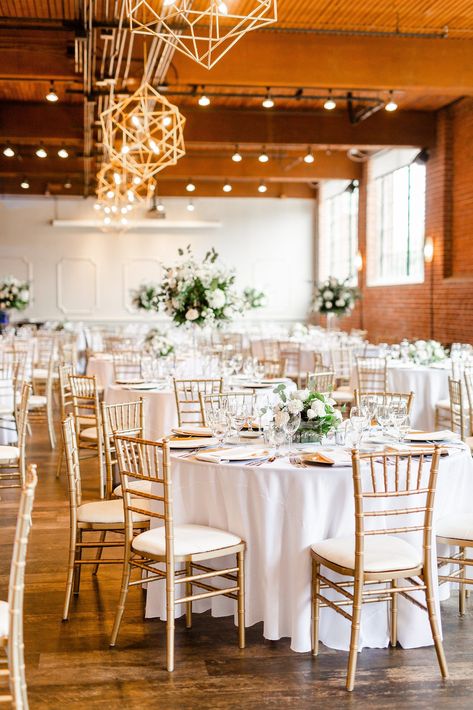 Minimalist Wedding Reception Decor, Airy Wedding Decor, Pretty Wedding Centerpieces, Minimalist Reception, Minimalist Wedding Reception, Modern Wedding Centerpieces, Wedding Reception Layout, Reception Layout, Dream Wedding Reception