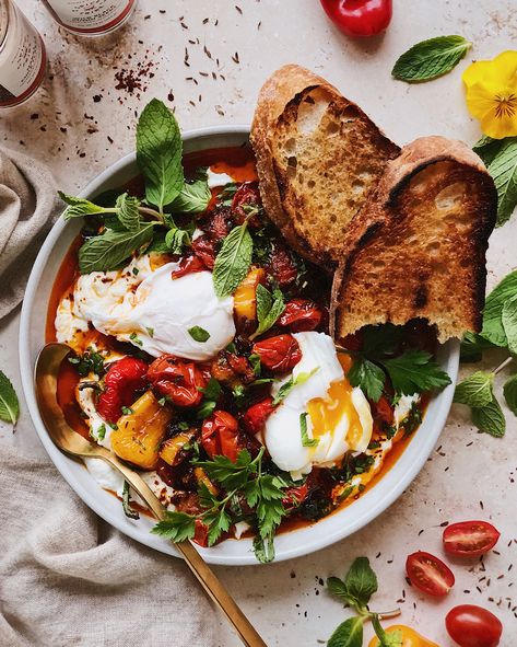 Charred Tomatoes, Turkish Eggs, Turkish Breakfast, Sweet Peppers, Tomato Recipes, Breakfast Brunch Recipes, Full Meal Recipes, Stuffed Sweet Peppers, Turkish Recipes