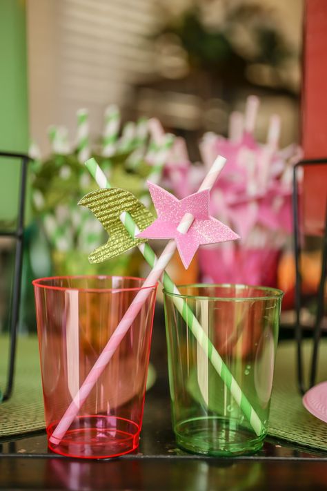 Glinda the Good and Wicked Witch of the West Wizard of Oz Cups | A Wizard of Oz Baby Shower | Life Long Studios Photography | Kate Aspen Wizard Of Oz Gender Reveal, Wicked Party, Wizard Of Oz Party, Wizard Of Oz Party Games, Wizard Of Oz Event Decor, Wizard Of Oz Bathroom, Iced Animal Crackers, Wizard Of Oz Emerald City Decorations, Baby Shower Drink Station