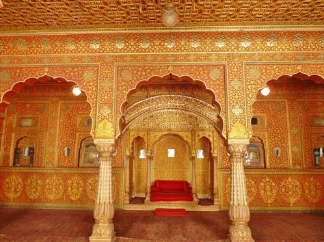 Junagarh Fort interior. This fort was built in 1478 by Rao Bika who established the city of Bikaner in 1472. Although the repeated attacks by the Mughal army, Junagargh fort still stands today Raj Mahal, India Palace, Indian Desert, Red Fort, Indian Architecture, Studio Props, Royal Palace, Rajasthan India, Incredible India