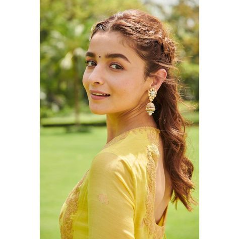 Top Bridal Hairstyle Ideas From Bollywood Actresses Alia Bhatt Hairstyles, Indian Actors, Indian Look, Sonakshi Sinha, Bollywood Style, Madhuri Dixit, Celebrity Wallpapers, Indian Traditional, Katrina Kaif