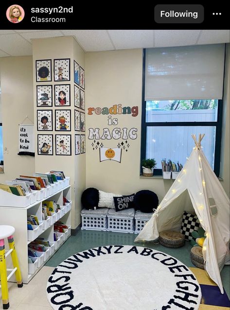 Cozy Reading Nook Classroom, Daycare Book Corner, Reading Area Daycare, Class Reading Corner Ideas, Book Corner Ideas Preschool Reading Centers, Reading Nook Kids Classroom, Kindergarten Classroom Play Area, Reading Area Kindergarten, Small Classroom Library Ideas