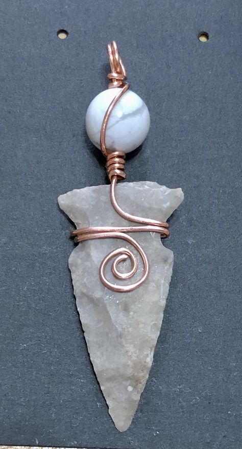 How To Wire Wrap Arrowhead, Arrowhead Wire Wrapping Tutorial, Arrowhead Wire Wrapping, Wire Rock Jewelry, Copper Wire Wrapping, Wire Wrapping Arrowheads, Wire Wrapping Designs, Arrowhead Necklace Diy, Wire Wrapped Rocks Diy