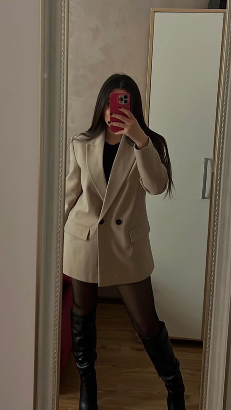 Birthday Outfit With Blazer, Zara Beige Blazer, Zara Blazer Outfit, Beige Blazer Outfit, Hoodie Blazer, Winter Birthday Outfit, Blazer Outfits For Women, Beige Blazer, Blazer Outfit