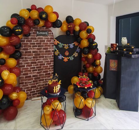 Harry Potter Birthday Backdrop, Harry Potter Photo Backdrop, Harry Potter Backdrop Party Ideas, Harry Potter Balloon Arch, Harry Potter Backdrop, Birthday Party Balloon Arch, Cardboard Backdrop, Harry Potter Balloons, Party Balloon Arch