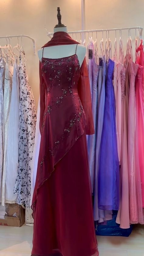 90s Blouse Design, 90s Indian Outfits, Red 90s Prom Dress, 90s Fashion Indian, 90s Lehenga, Burgundy Prom Dresses, 90s Bollywood Fashion, Desi Fits, Sharara Designs