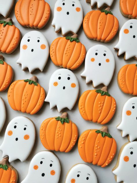 Mini Ghost Cookies, Ghost Halloween Cookies, Ghost Sugar Cookies Decorated, Mini Halloween Cookies, Ghost Cookies Decorated, Cute Ghost Cookies, Ghost Sugar Cookies, Ghosts Cute, Cookies Halloween