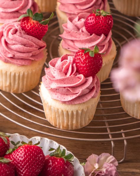 Strawberry Desserts Cupcakes, Cupcake Strawberry, Cupcakes Strawberry, Strawberry Birthday Cupcakes, Berry Themed Cupcakes, Cupcake Recipes Strawberry, Strawberry Cupcakes Decoration, Pink Strawberry Cupcakes, Strawberry Themed Cupcakes