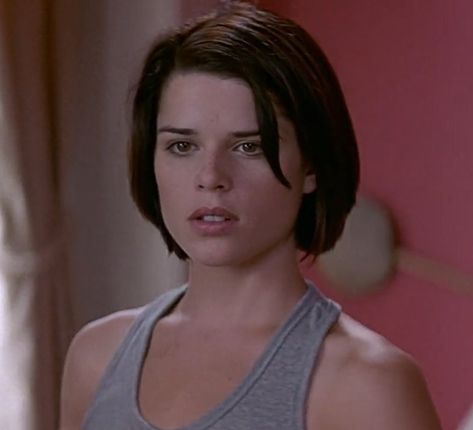 neve campbell as sidney prescott in scream 2 Sidney Prescott Haircut, Neve Campbell Short Hair, Neve Campbell Scream, Sidney Prescott Short Hair, Scream 2 Sidney, Sydney Prescott Hair, Nev Campbell, Scream 2 Sidney Prescott, Sidney Prescott Hair