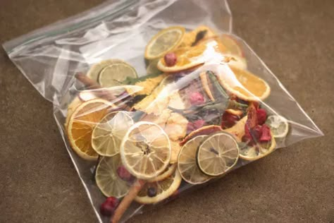 Citrus Potpourri, Potpourri Diy, Homemade Potpourri, Dried Potpourri, Simmer Pots, Simmer Pot Recipes, Simmering Potpourri, Potpourri Recipes, Simmer Pot