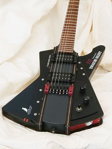 Cyberpunk Guitar, Bass Guitar Aesthetic, Guitar Design Ideas, Guitar Bodies, Music Lounge, E Guitar, All Instruments, Luthier Guitar, Esp Guitars