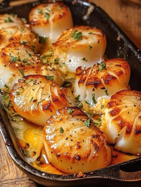 Garlic Butter Baked Scallops, Keto Carnivore, Seafood Dish Recipes, Baked Scallops, Yummy Seafood, Valerie Bertinelli, Scallop Recipes, Baked Garlic, Fish Recipes Healthy