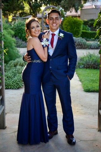 Navy blue and maroon corjajis corsage and boutonniere Blue Prom Tux, Prom Photo Poses, Couple Prom, Prom Tux, Family Photo Outfits Winter, Fall Color Schemes, Outfit Planning, Farm Photos, Fall Family Photo Outfits