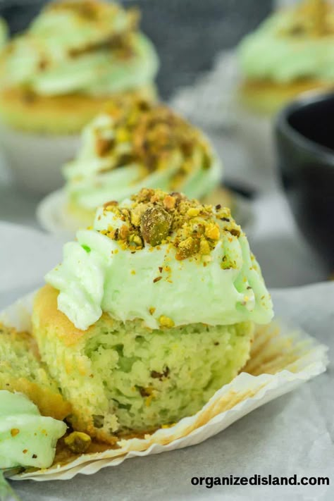 Pistachio Icing Recipe, Pistachio Mini Cakes, Pistachio Cream Cheese Frosting, Pistachio Mini Dessert, Pistachio Filling For Cake, Pistachio Cupcakes Pudding, Pistachio Cupcakes With Box Cake, Pistachio Treats, Pistachios Cupcakes