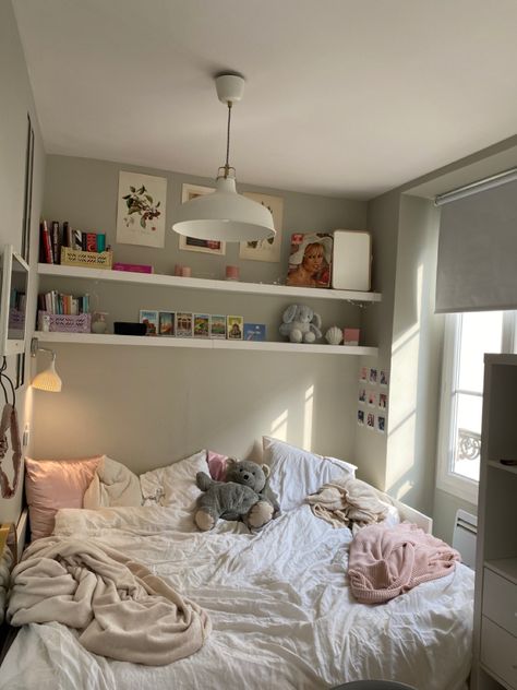 Twin Bed Set Up, Cute Full Beds, Cute Bed Aesthetic, Small Room Layout Ideas Bedroom, Uni Room Aesthetic Uk, Aesthetic Room Inspo Cozy, Rectangle Room Layout Bedrooms, Little Room Ideas, Uni Room Ideas Uk Halls