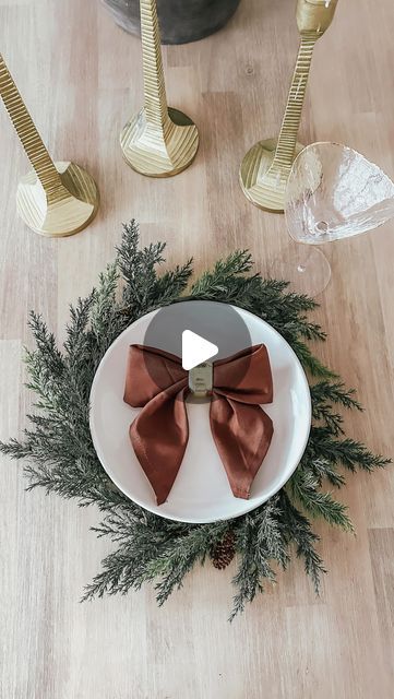 Jen Alvarez • Home Decor on Instagram: "How to make a bow napkin 🤎 comment “BOW” to get the link to shop this post straight to your inbox. This bow adds the cutest touch to a holiday table and is so easy to do ✨ save for later! link in bio to shop on my @shop.ltk / https://liketk.it/4qK2y #ltkhome #ltkholiday #ltkunder25 #amazonhome #amazonfinds #holidaytablescape #christmastable #foldinghacks #napkinfolding #napkinbow #bow #christmasdecor #christmastime #neutralchristmas" Napkin Bow Tie, How To Use Napkin Rings Ideas, Napkin Utensil Wrap, Folding Napkins For Napkin Rings, How To Fold A Napkin Into A Bow, How To Make A Bow Napkin, How To Fold Napkins For Thanksgiving, Thanksgiving Cloth Napkin Folds, Napkin Folding Ideas For Christmas