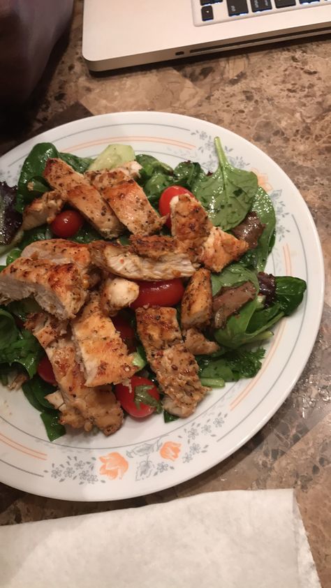 Grilled chicken over mixed tossed salad Rotisserie Chicken Aesthetic, Grilled Chicken Salad Aesthetic, Grilled Chicken Aesthetic, Chicken Salad Aesthetic, Chicken Salad Meal Prep, Easy Baked Chicken Breast Recipes, Chicken Breast Salad, Meal Prep Easy, Latinas Quotes