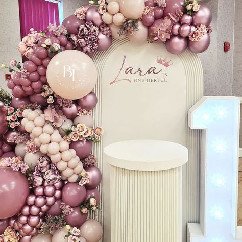 Bubble Luxe Balloons™ | Luxury Event Styling ✨️ on Instagram: "Lara's 1st Birthday 👑 Beautiful pinky blush tones to celebrate little Lara's big day. Picking the right colour combinations are so important to take a display from mediocre to luxury. We use the highest quality balloons to ensure they're long lasting as well super pigmented. After all, you have to think of the pictures right? 📸 . . . . . . . #bubbleluxeballoons #balloonsinrugby #balloonart #balloonsofinstagram #hillmorton #kilsby # Balloon Colour Combinations, Birthday Theme Decoration, Diy Baby Shower Decorations, Birthday Party Theme Decorations, Blush Tones, Luxury Event, Balloon Art, Baby Shower Diy, Diy Baby